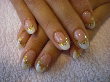 白とゴールドのキラキラフレンチ