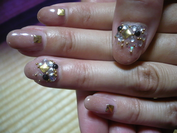 ベージュ×スタッズ