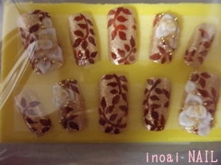 ゴールドラメベースの個性的なデザイン