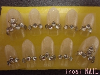 ホワイトラメベースの上品なデザイン