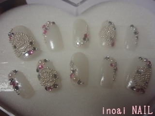 ゴージャスなブライダルネイル