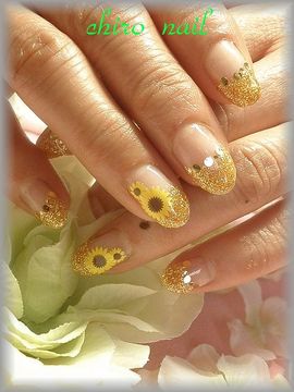 ひまわりシールとゴールドフレンチ