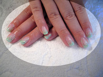 薄い緑のラメグラデーション