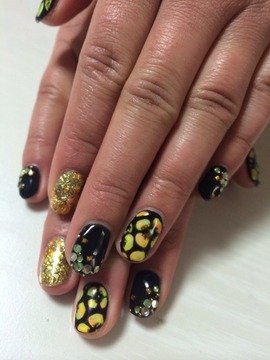 ネオン花柄ネイル