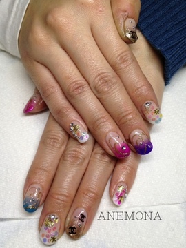 カラーグラデーションとシャネルロゴ