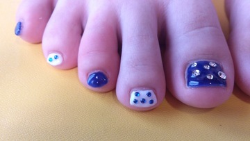 キラキラネイビーフットネイル