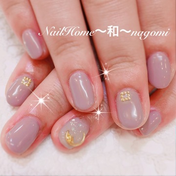 グレージュカラーのお月様ネイル