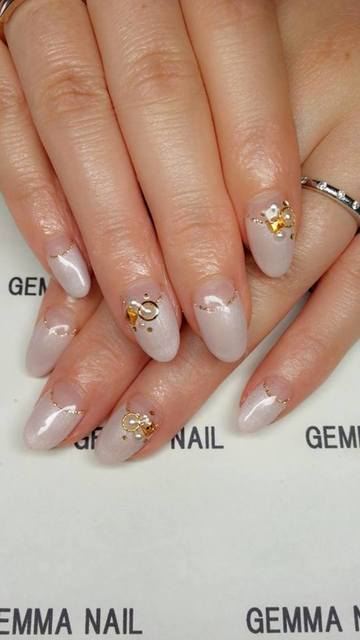 グレージュ逆フレンチネイル