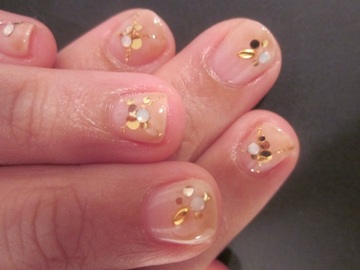 ベージュとゴールドの秋ネイル