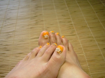 鮮やかオレンジのフットネイル☆
