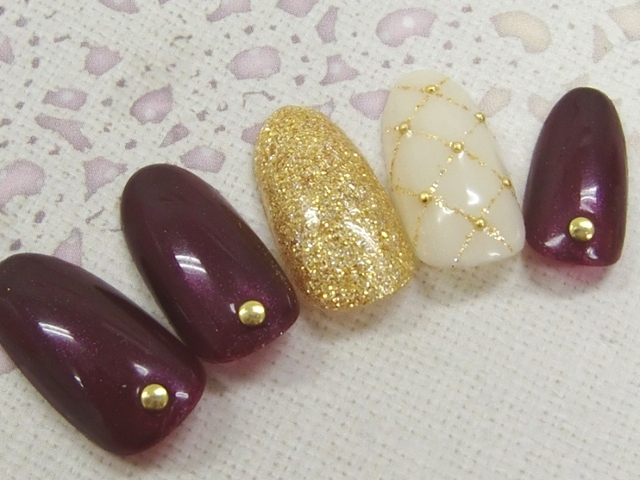 ボルドー ゴールド 大人ネイル Chouchou Nailsalon Chouchou のネイル ネイルクルー