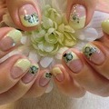 黄緑ペイントお花ネイル